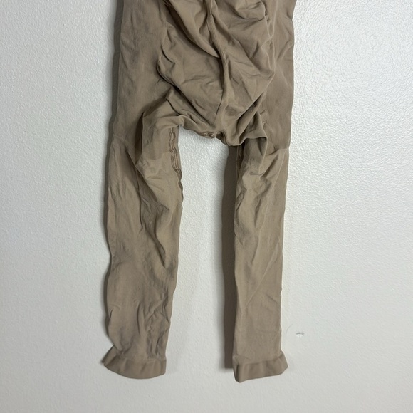 Skims Seamless Sculpt Mid Thigh Bodysuit in clay size small NWOT - Picture 10 of 11